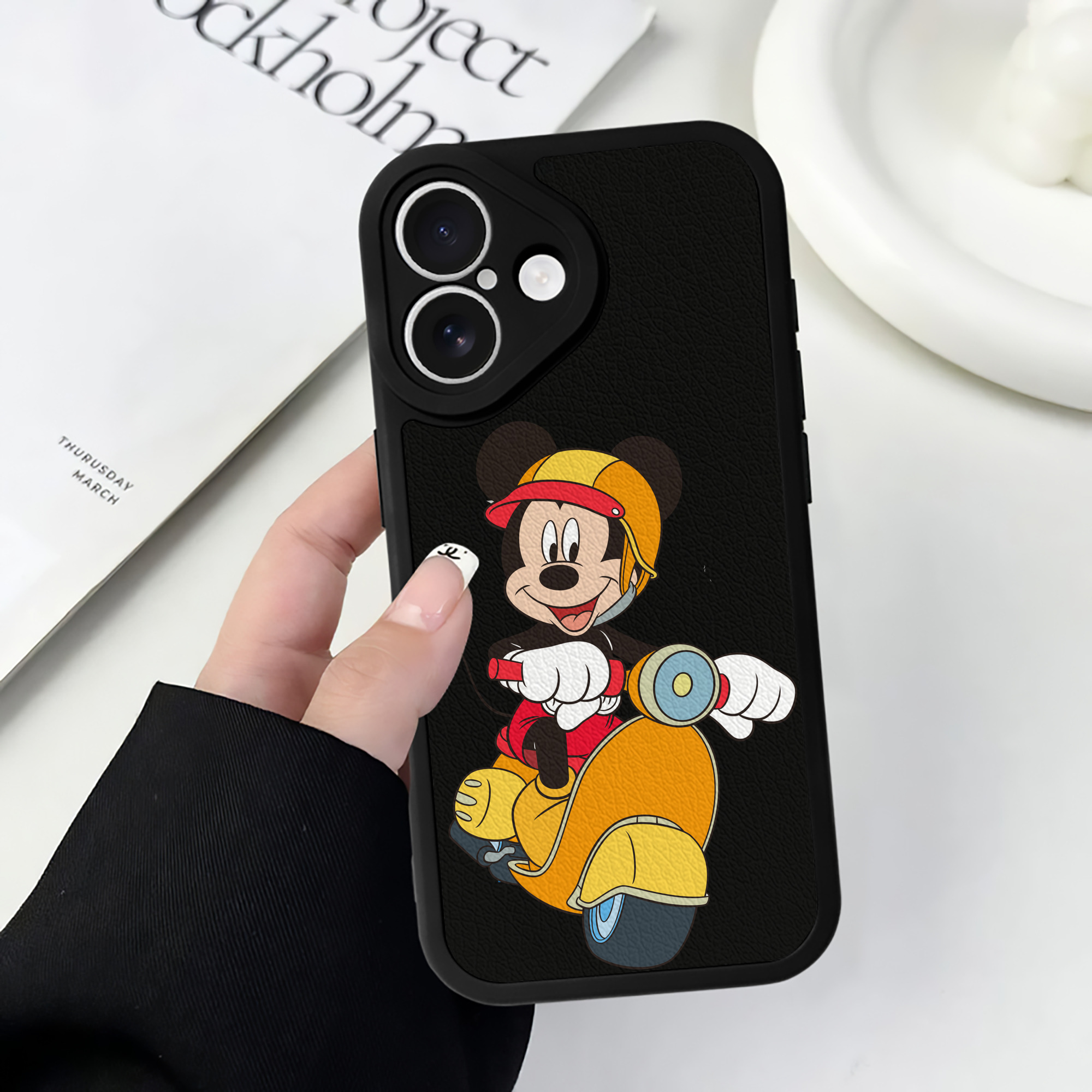 （画像用） ミッキーマウス Mickey Mouse 【iPhone 16シリーズ対応】シリコンスマホケース（レザー調） 材質：シリコン